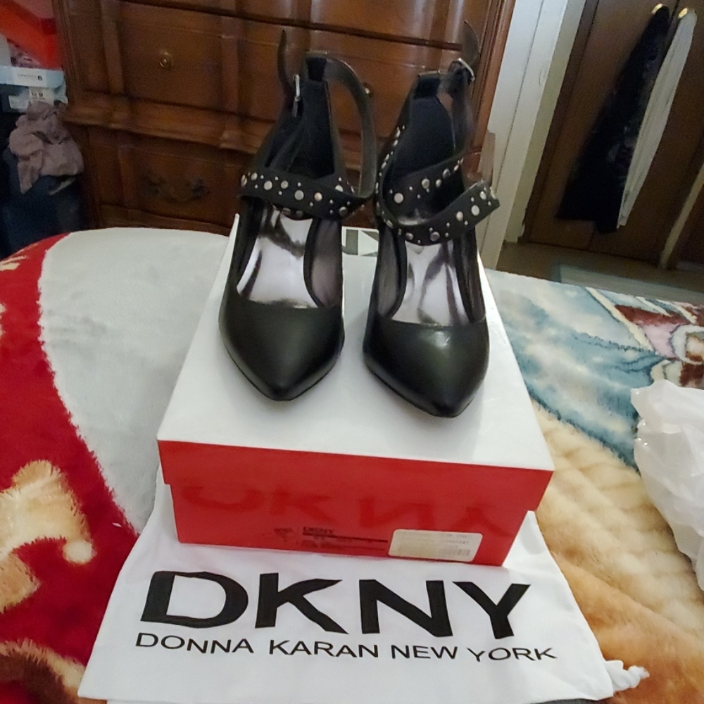 Dkny shoes comes with bag for shoes